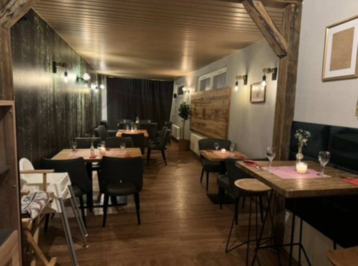 Schützenverein Bissingen/Enz e.V. – Ein gemütliches Restaurantinterieur mit Holztischen, schwarzen Stühlen, warmer Beleuchtung und rustikalem Dekor.