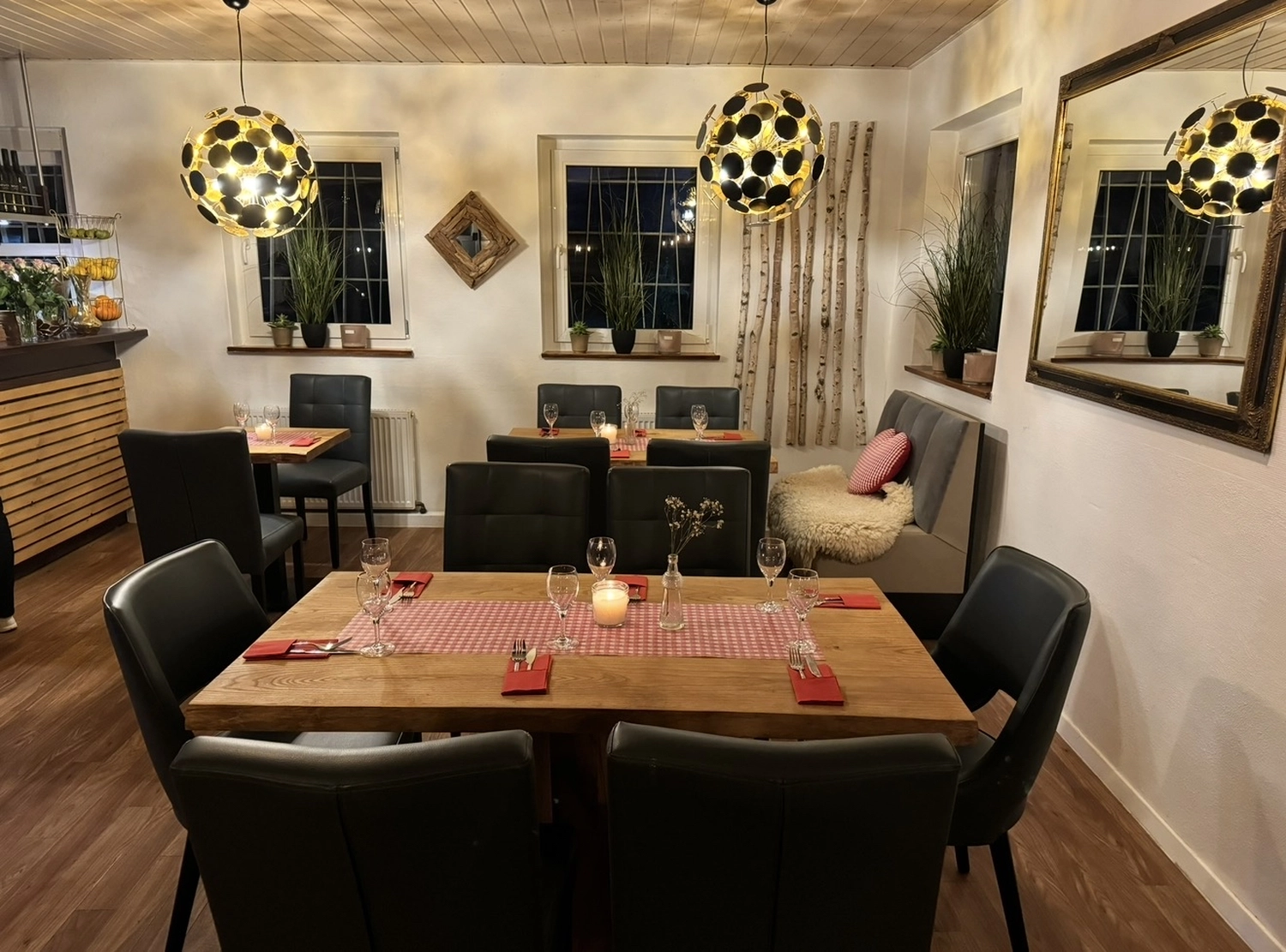 Schützenverein Bissingen/Enz e.V. – Ein gemütliches Restaurantinterieur mit Holztischen, schwarzen Stühlen, warmer Beleuchtung und rustikalem Dekor.